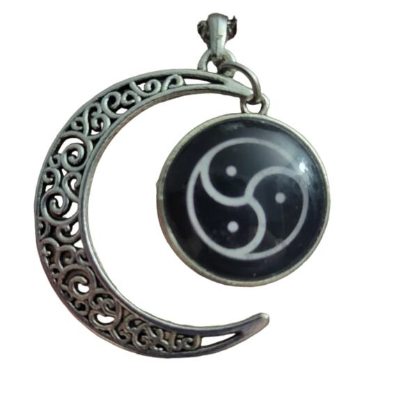 Crescent moon triskelion pendant necklace silver black & white pagan bdsm charm - Picture 4 of 4